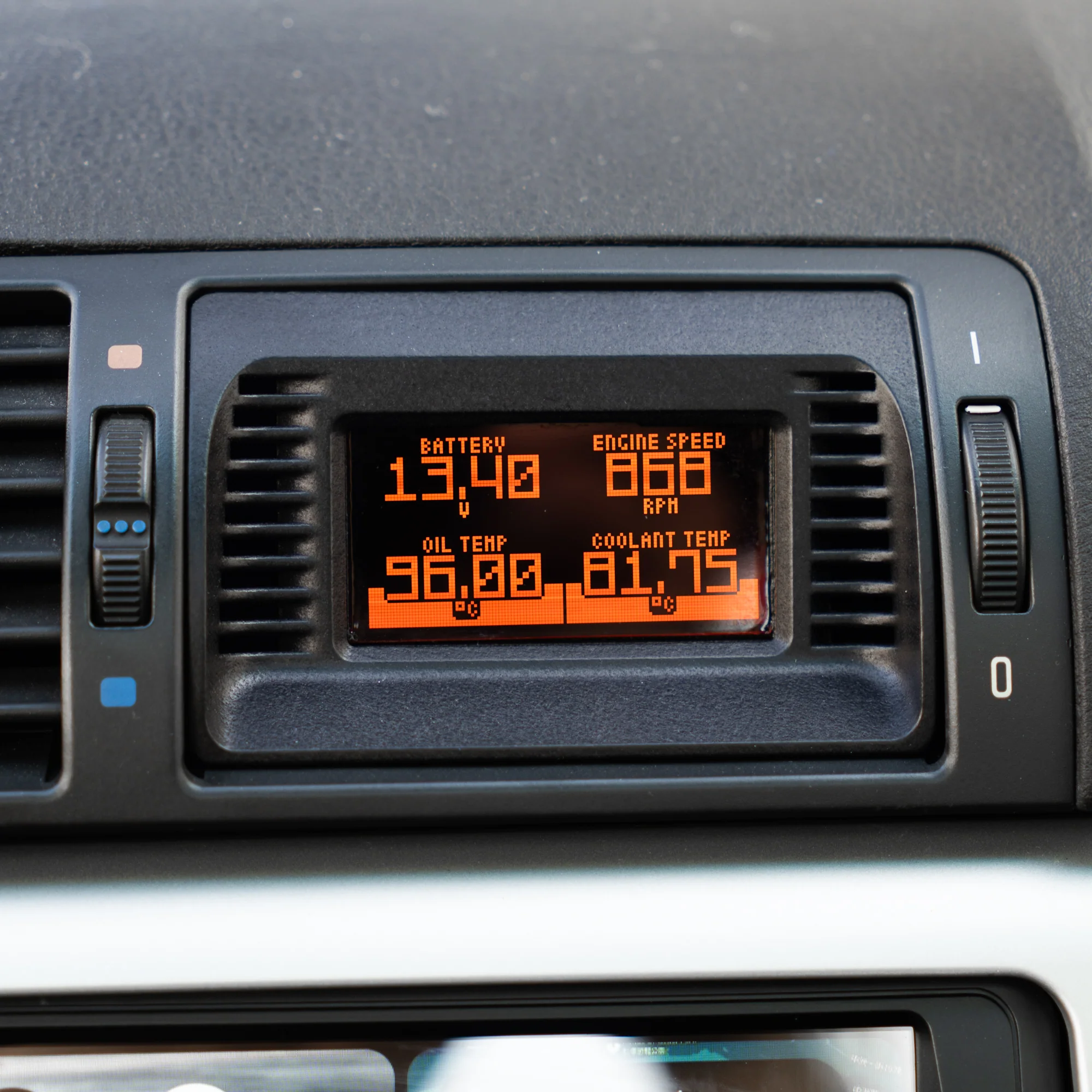 Rendition Gauge.S – Center Vent Digital Gauge for BMW E39 & E46 - Image 2